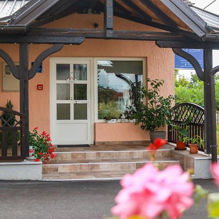 Guest House Studio Apartman Marina - With Jacuzzi, Free Parking, Pet Friendly Карловац Экстерьер фото
