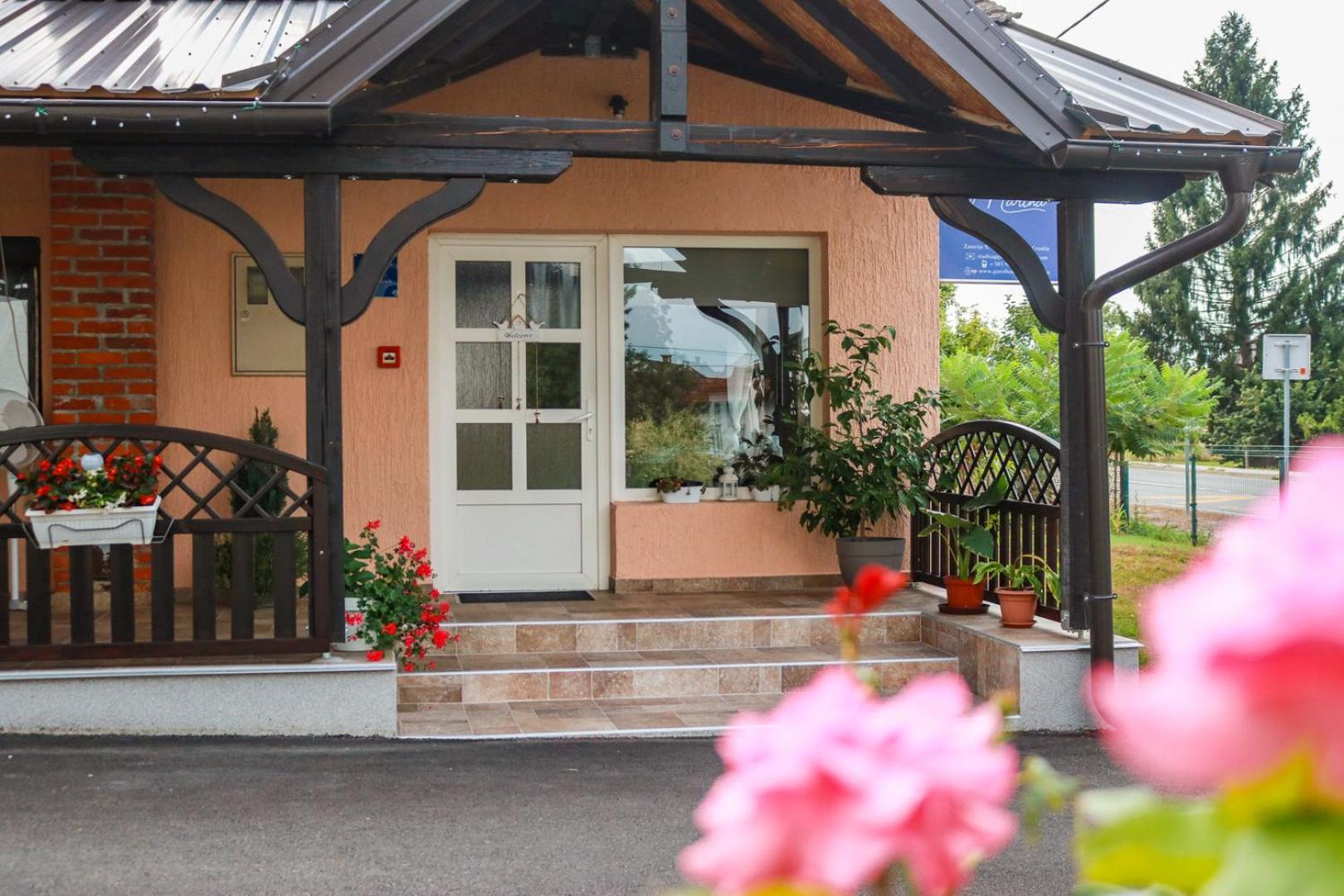 Guest House Studio Apartman Marina - With Jacuzzi, Free Parking, Pet Friendly Карловац Экстерьер фото